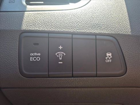 Used 2013 Hyundai Elantra FWD image 16