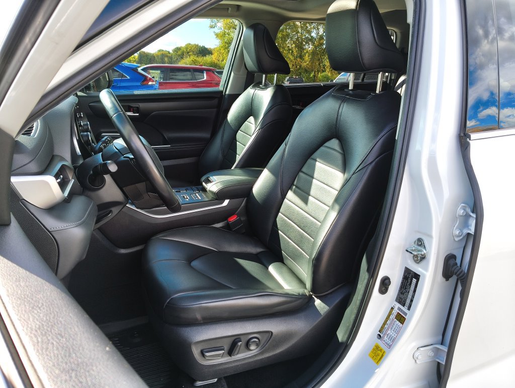 Used 2022 Toyota Highlander XLE AWD/4WD image 11