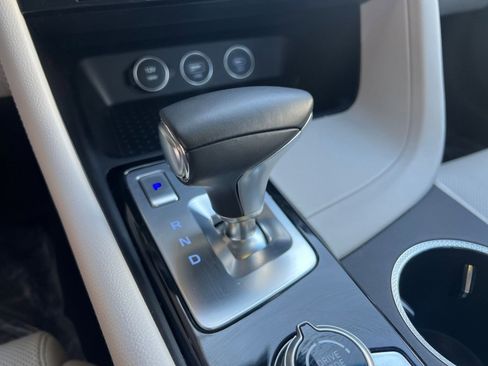 Used 2025 Genesis G70 2.5T image 41