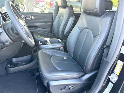 New 2026 Chrysler Pacifica Select FWD image 17