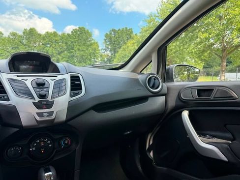 Used 2013 Ford Fiesta SE w/ Super Fuel Economy Pkg FWD image 10