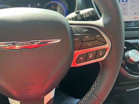 Used 2025 Chrysler Pacifica Select FWD image 14