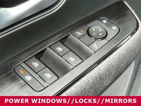 Used 2025 Nissan Kicks SV image 18