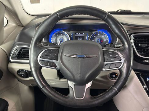 Used 2019 Chrysler Pacifica Touring-L FWD image 22