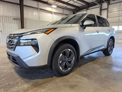Used 2025 Nissan Rogue SV FWD image 2