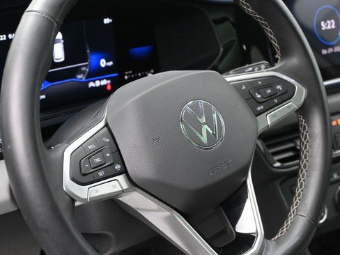 Certified 2022 Volkswagen Taos SE w/ Panoramic Sunroof Package FWD image 20