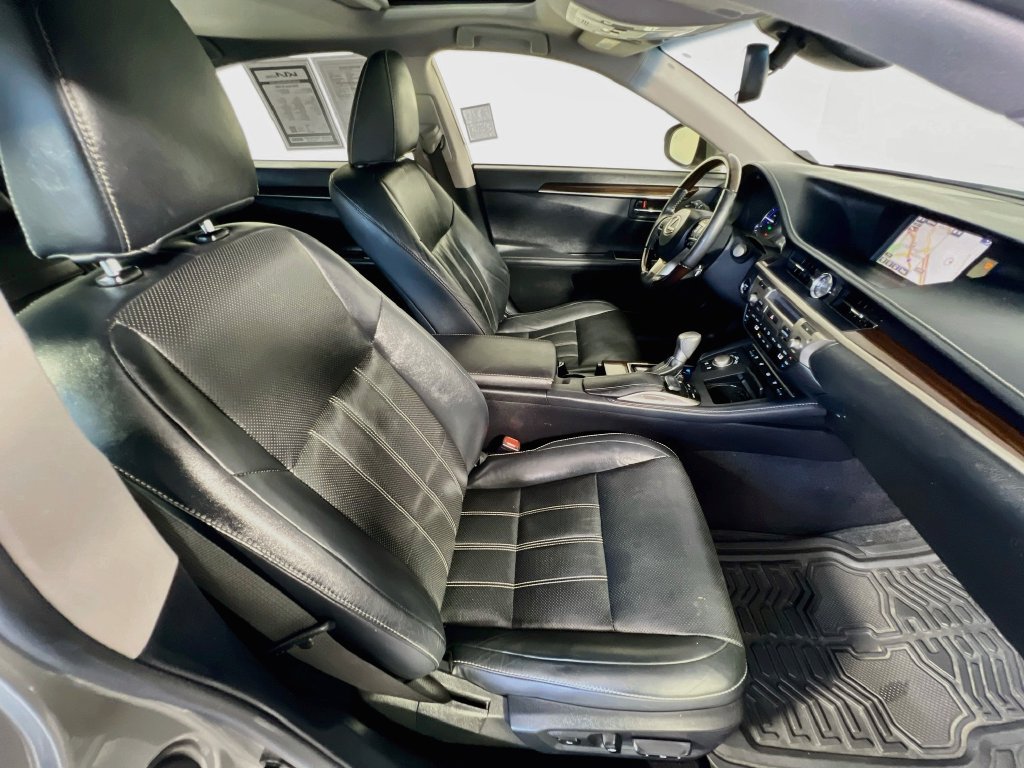 Used 2016 Lexus ES 300h w/ Luxury Package w/Wood Trim FWD image 29