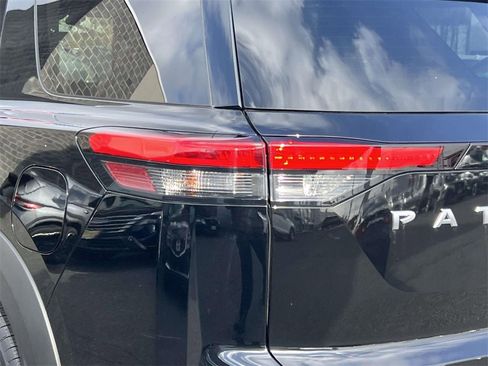 Certified 2024 Nissan Pathfinder SL image 9