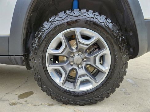 Used 2019 Jeep Cherokee Trailhawk image 5