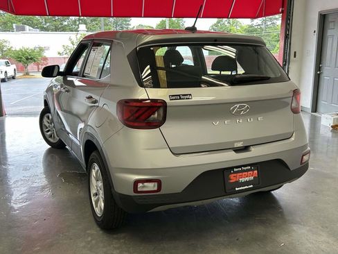 Used 2026 Hyundai Venue SE FWD image 5