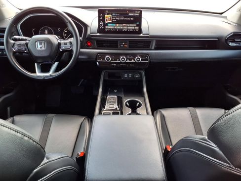 Used 2025 Honda Pilot Touring image 9