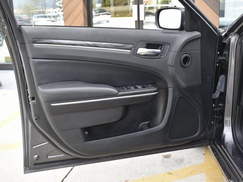 Used 2022 Chrysler 300 Touring w/ Sport Appearance Package image 12