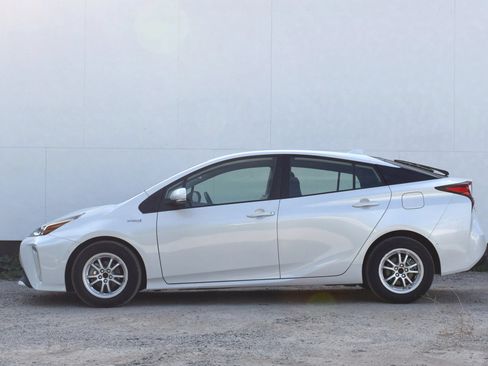 Used 2021 Toyota Prius LE AWD/4WD image 9