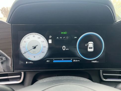 Used 2025 Hyundai Elantra Limited image 19