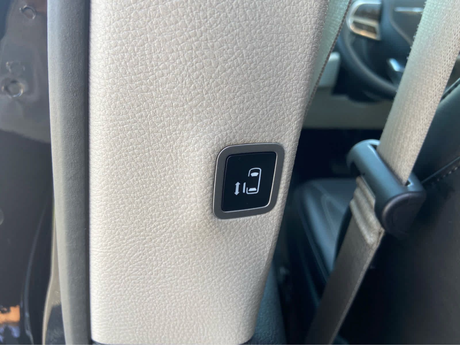Used 2024 Chrysler Pacifica Touring-L FWD image 16