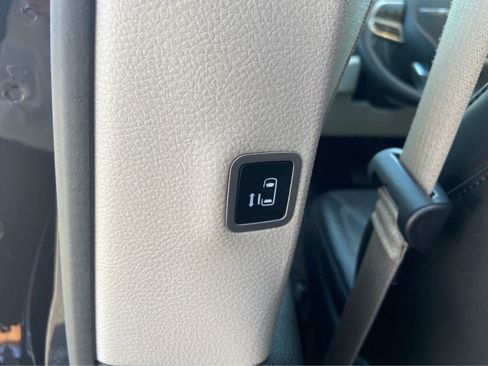 Used 2024 Chrysler Pacifica Touring-L FWD image 16