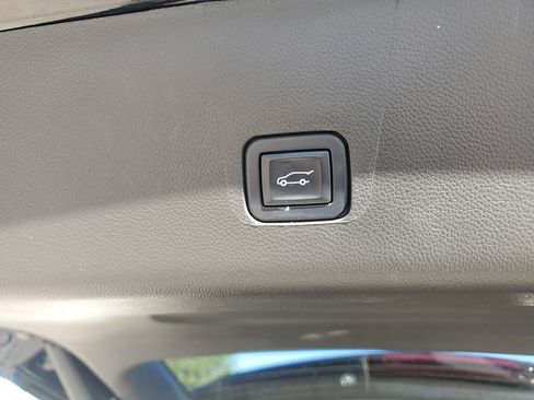 Used 2023 Chevrolet Traverse LT image 16