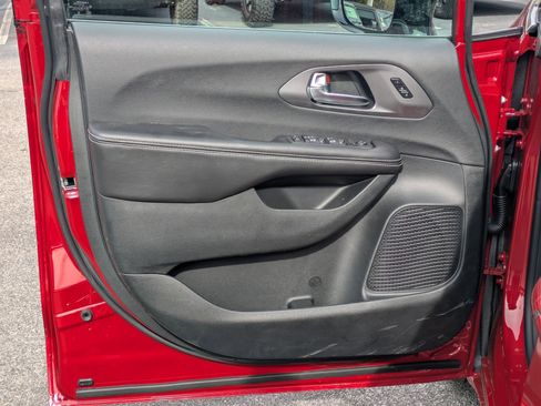 New 2026 Chrysler Pacifica Select image 19