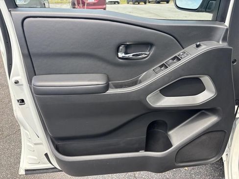 Used 2025 Nissan Frontier SV RWD image 9