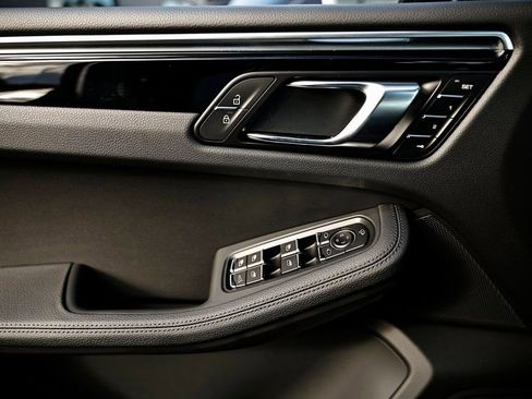 Certified 2026 Porsche Macan image 18