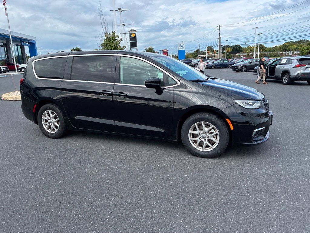 Used 2024 Chrysler Pacifica Touring-L FWD image 4