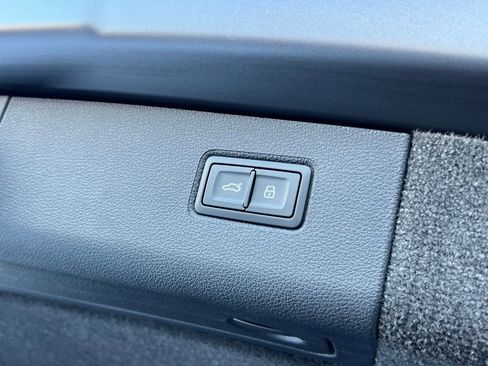 Used 2025 Bentley Bentayga image 26