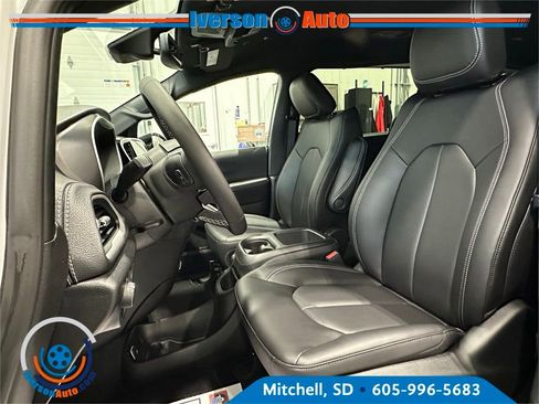 New 2026 Chrysler Pacifica Select image 17