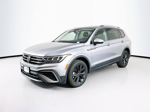 Used 2024 Volkswagen Tiguan SE image 3