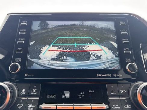 Used 2021 Toyota Highlander LE image 17