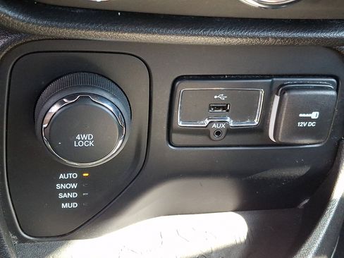 Used 2016 Jeep Renegade Latitude w/ Safety & Security Group AWD/4WD image 23
