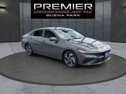 Used 2024 Hyundai Elantra SEL w/ Convenience Package FWD image 2