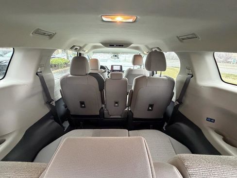 Used 2024 Toyota Sienna LE image 21