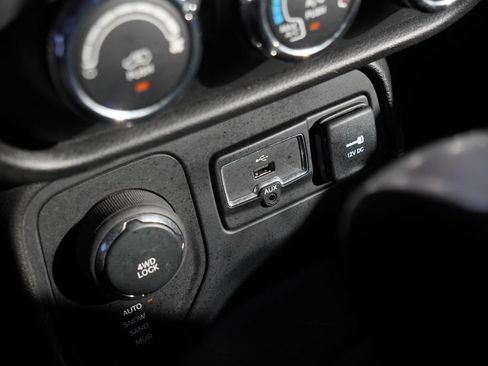 Used 2017 Jeep Renegade Latitude AWD/4WD image 27