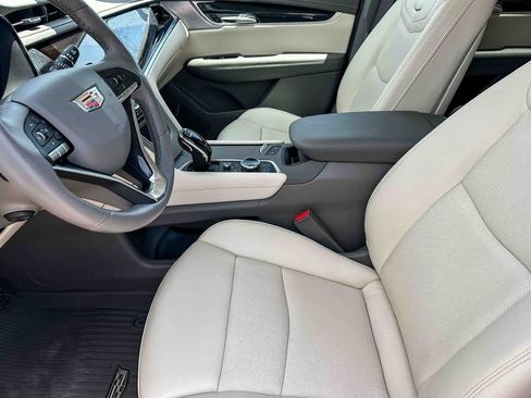 Used 2025 Cadillac XT6 Premium Luxury w/ Technology Package FWD image 12