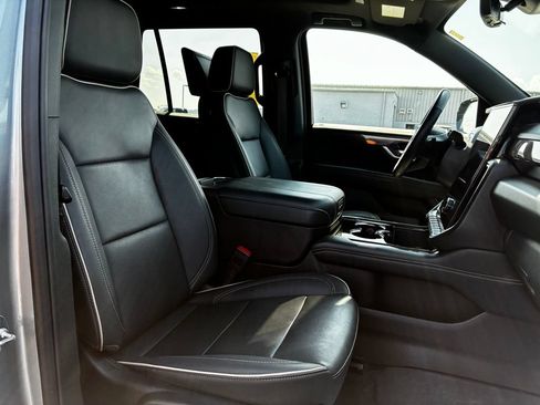 Used 2025 GMC Yukon Elevation w/ Elevation Premium Package AWD/4WD image 22