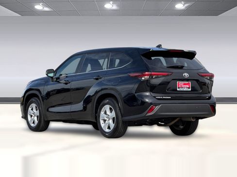 Used 2025 Toyota Highlander LE FWD image 3