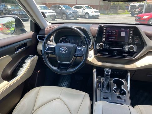 Used 2020 Toyota Highlander XLE FWD image 19