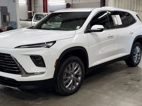 Used 2025 Buick Enclave Preferred image 1