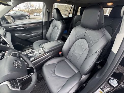 New 2026 Toyota Highlander Platinum image 13
