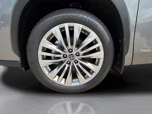 Used 2026 Toyota Highlander Platinum image 28