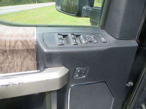 Used 2019 Ford F250 Lariat w/ Lariat Ultimate Package AWD/4WD image 14