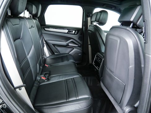Certified 2023 Porsche Cayenne Platinum Edition AWD/4WD image 24