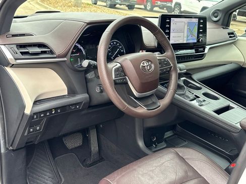 Used 2023 Toyota Sienna Platinum image 12