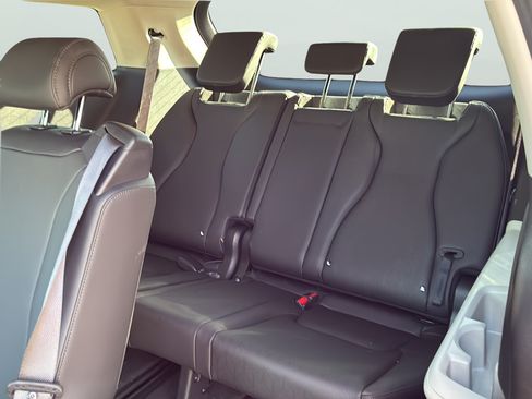 Used 2024 Kia Carnival LX FWD image 29