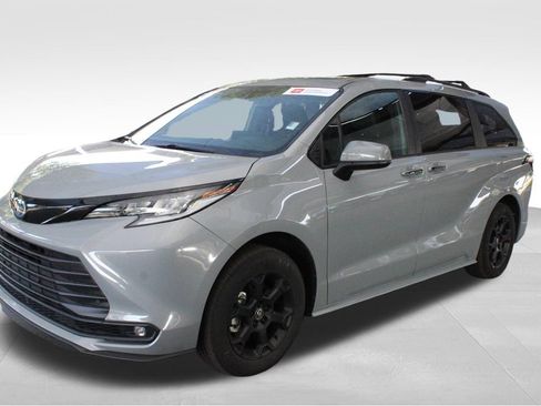 Certified 2025 Toyota Sienna XLE Woodland Edition AWD/4WD image 13