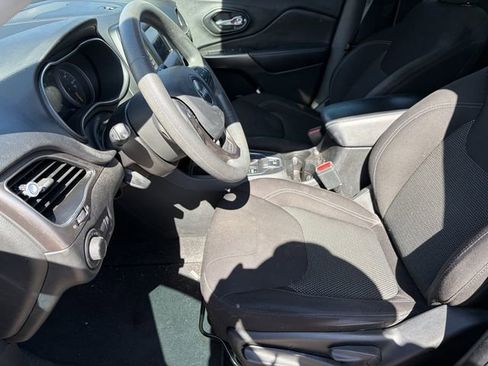 Used 2021 Jeep Cherokee Latitude FWD image 10