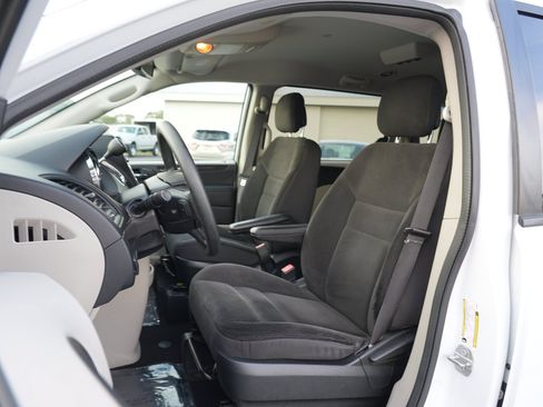 Used 2018 Dodge Grand Caravan SE w/ UConnect Hands-Free Group FWD image 12