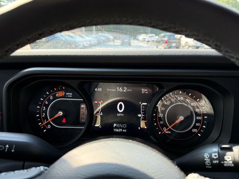 Used 2025 Jeep Wrangler Unlimited Rubicon AWD/4WD image 16