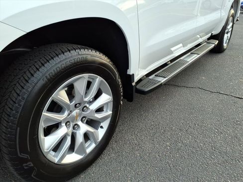 Used 2025 Chevrolet Silverado 1500 Custom image 9