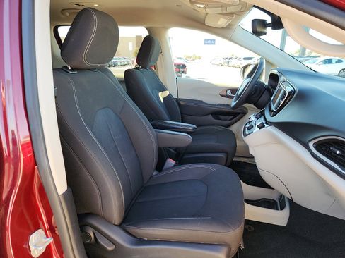 Used 2023 Chrysler Voyager LX image 15